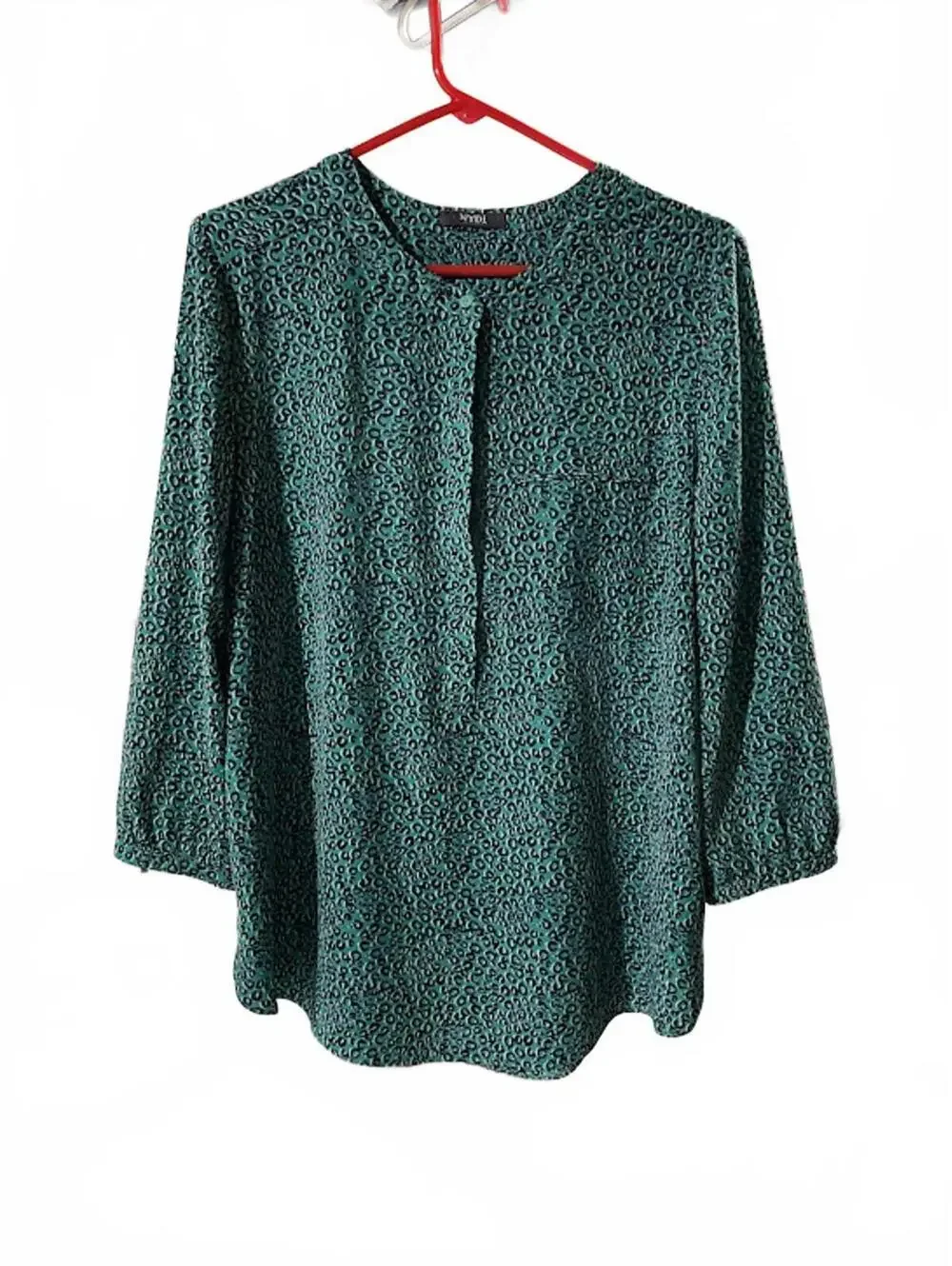 NYDJ Pintuck Blouse Top Women's L Green Black Animal Leopard Print Lightweight - Picture 2 of 11